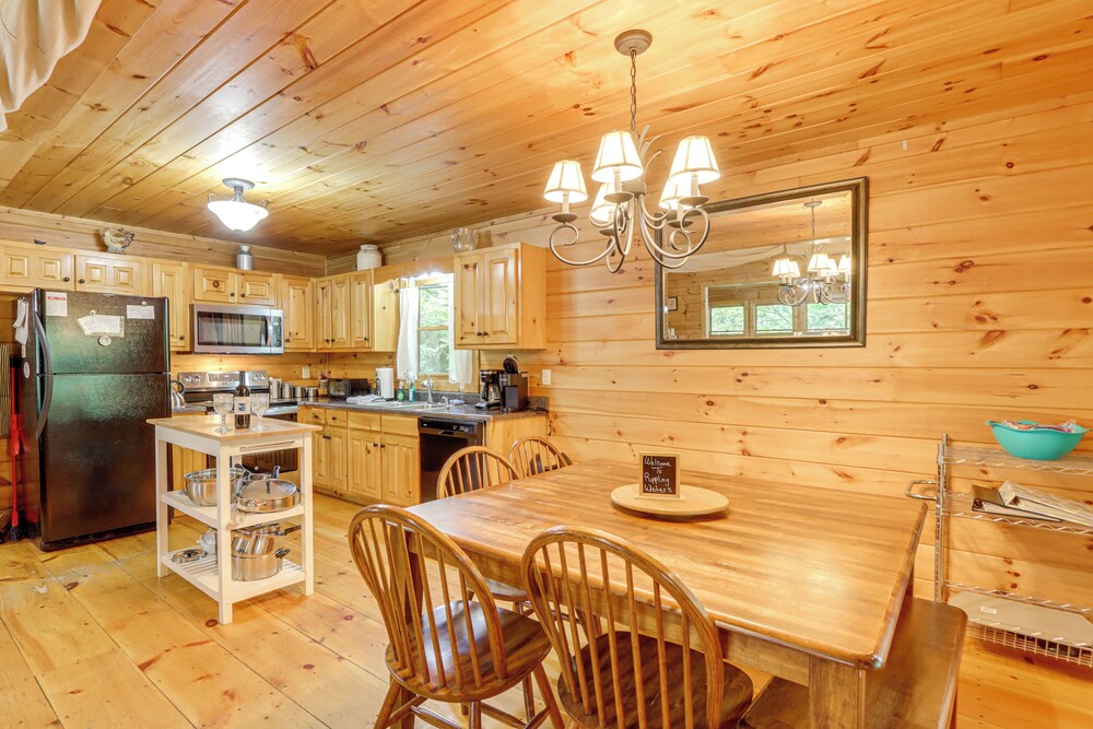 Pet-friendly Resort Cabin 5 Mi to Dtwn Ellijay!