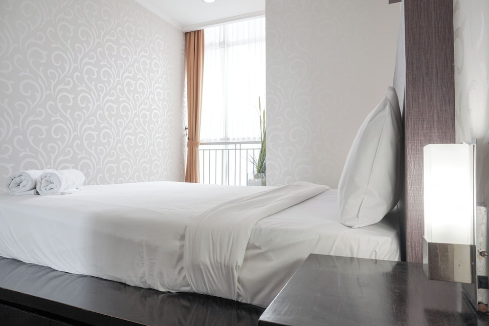 Elegant and Comfy 1BR with Extra Room Apartment at Bellagio Residence