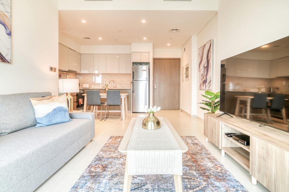 City Lights and Luxury Living Close to Dubai Mall