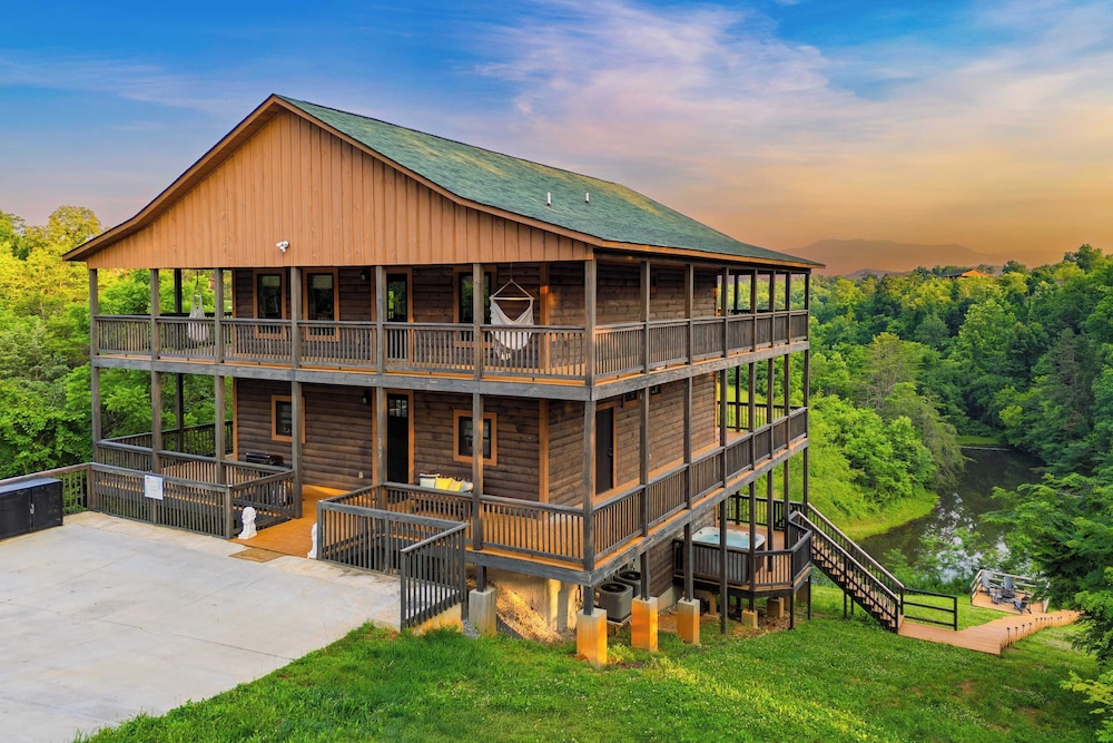 Lions Landing by Avantstay Sleeps 18 Hot Tub Game Room Views Near Pigeon Forge