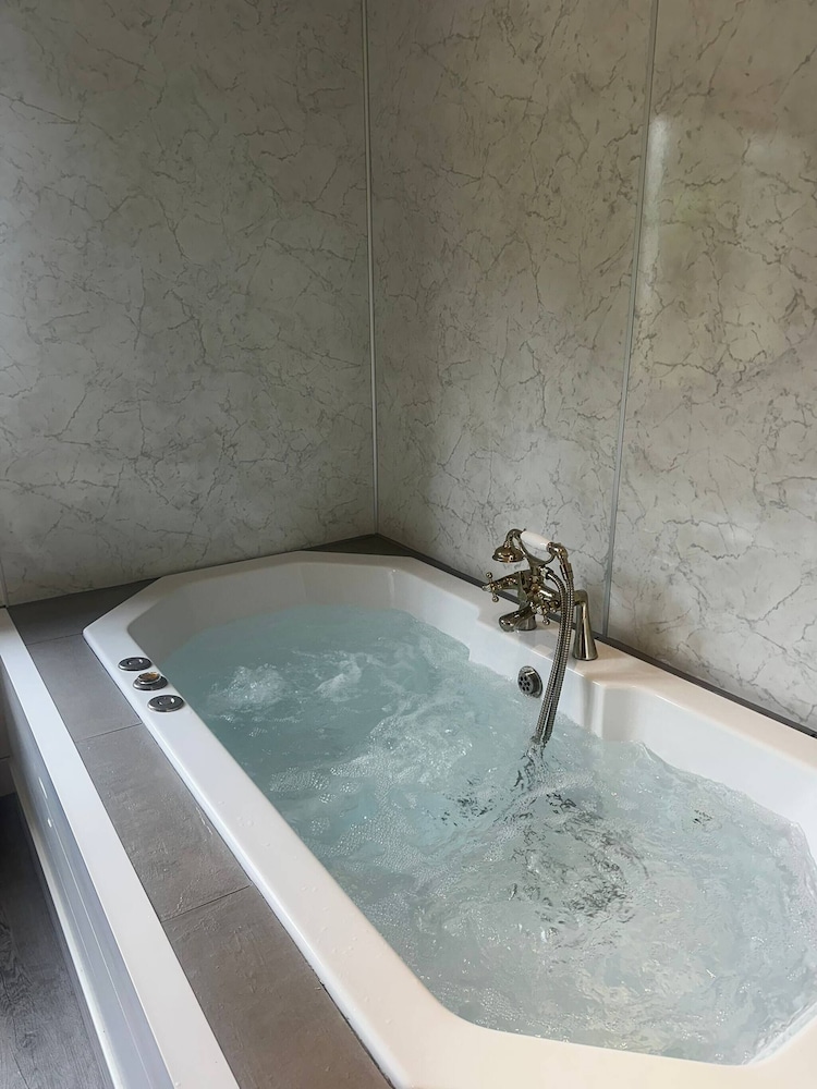 Serene Watermouth Cabin Retreat With Hot Tub & Stunning Coastal Views