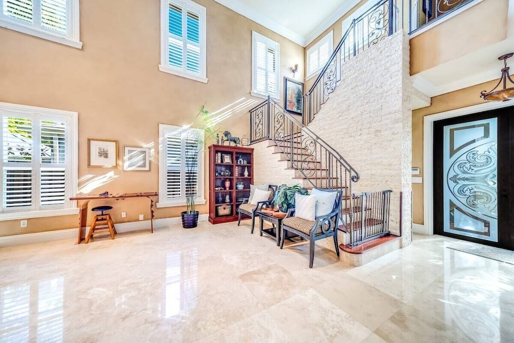 5 Bedroom Luxury Home, Minutes to Las Olas, Shops & Beach