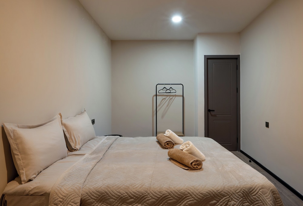 Niabi 4BDR Apartments with billiards