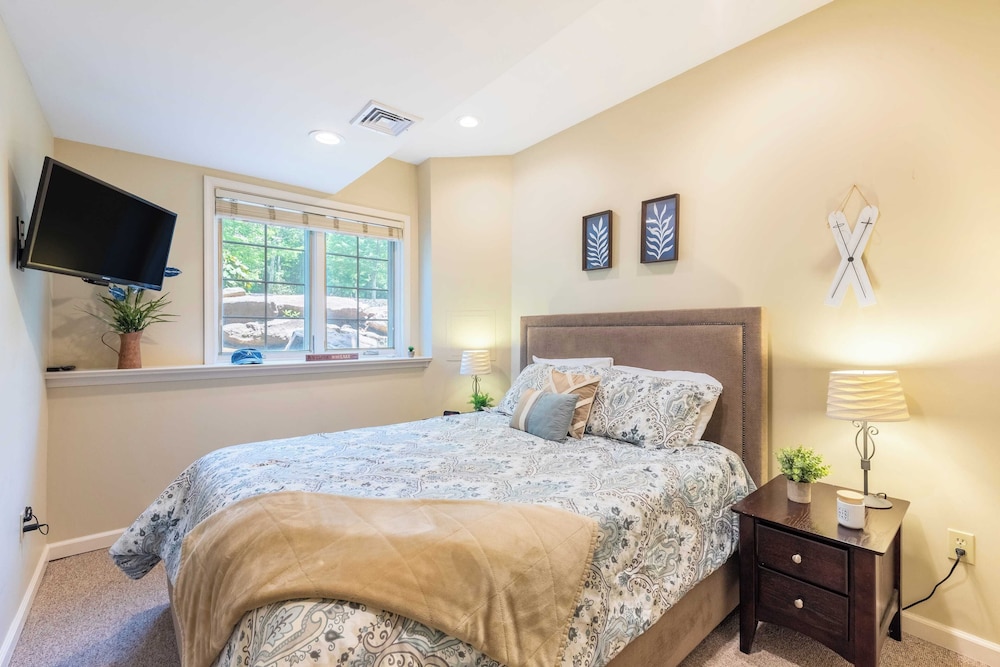 Highland Hideaway by Avantstay Group Poconos Retreat w/ Patio + Game Room