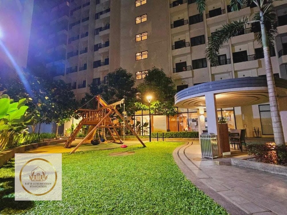 S&R Staycation Walk to SM Bicutan, With Karaoke,disney Plus, Netflix, Youtube