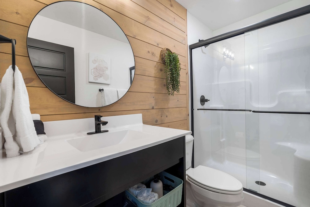 Pineapple Pointe - Stay for 20