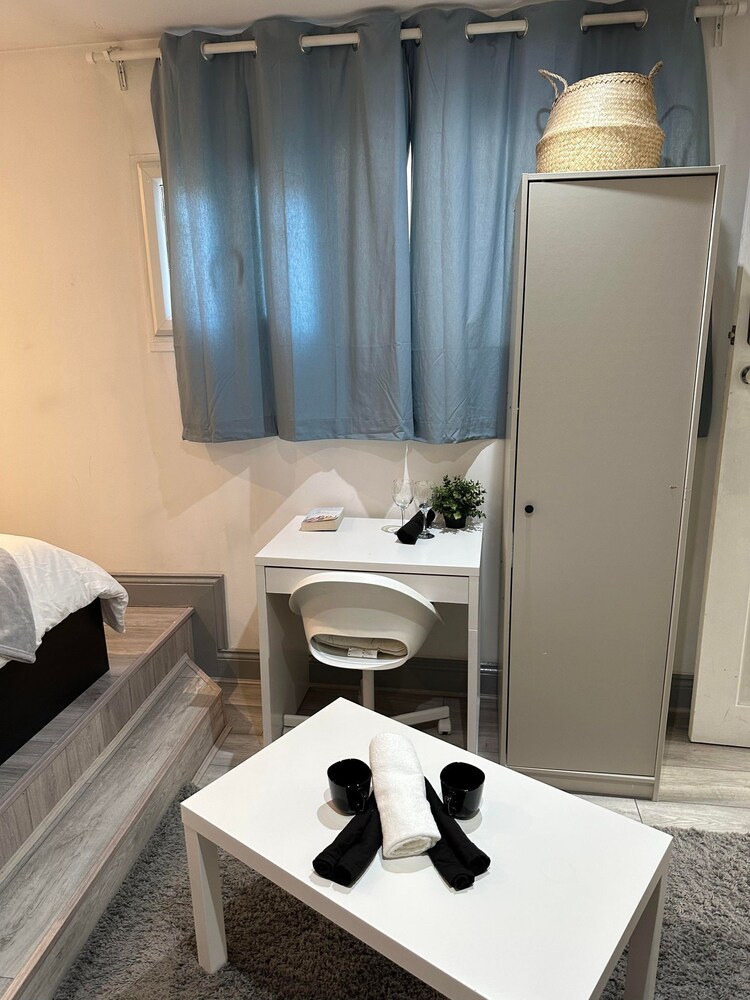 Studio Sleeps 3 - Outdoor Space - Pet Friendly