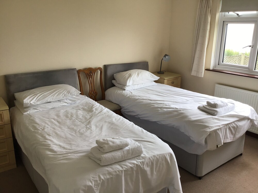 Seaside Escape-sleeps10-family&petfriendly-balcony view 3