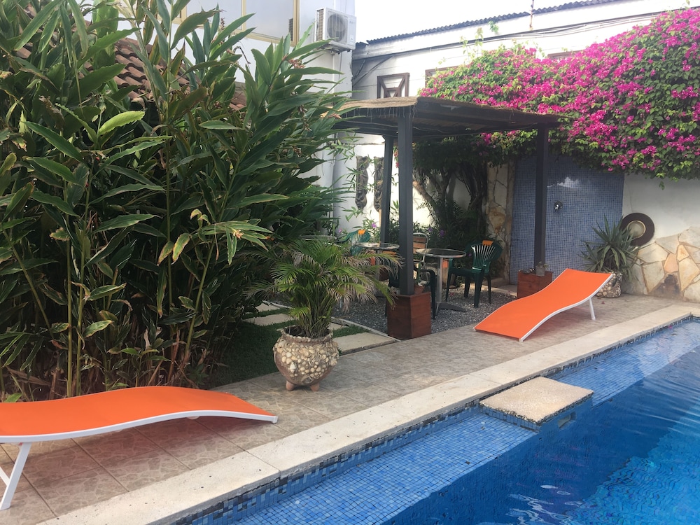 La Paradise Inn