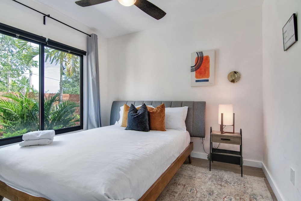 5BR Sleeps 14 w/ In-law Suite & Bbq!