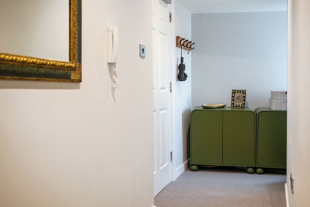 Stunning High Street Loft in Cheltenham