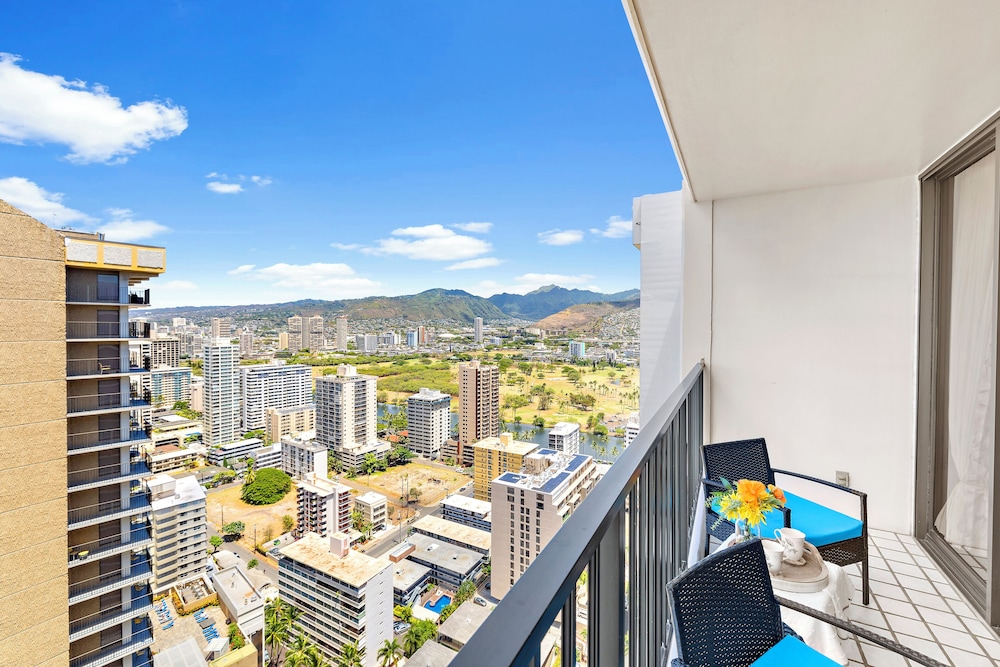 High Floor Ocean View Condo (King Bed and Parking): balance & terrace photo