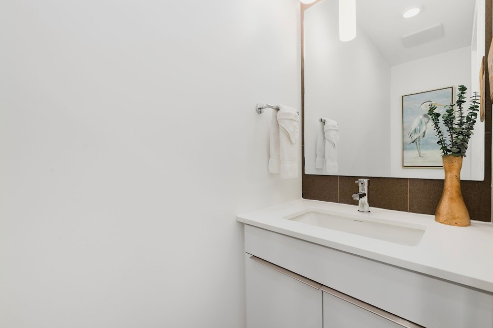 The Overlook - Luxe Old Town Condo w/ King Suite