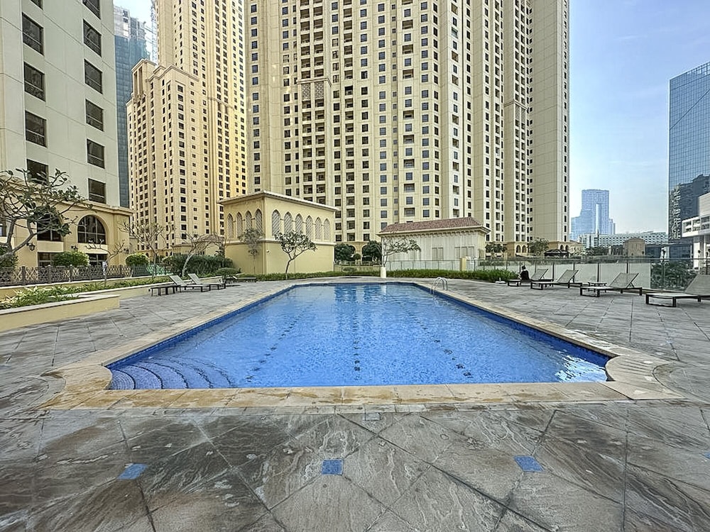 Modern Three Bed Apartment Parking Pool