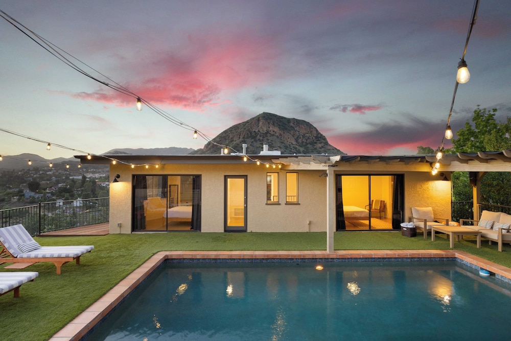 Designer Retreat w/ Pool, Firepits, Panoramic Views The Lake House at Malibu