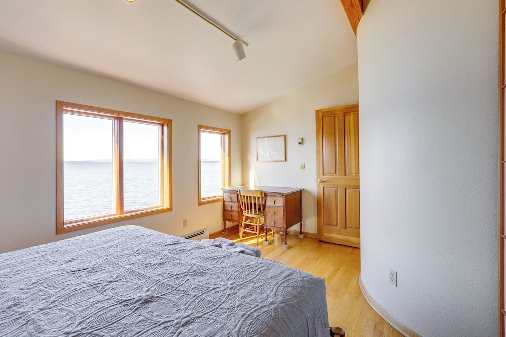 9 Mi to Mendenhall Glacier: Waterfront Juneau Home
