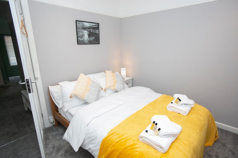 3 Bedroom House with Parking Bournemouth view 4