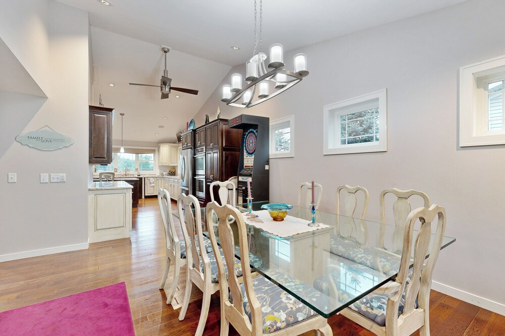4 BR Tranquil Lakefront Retreat w/ Fire Pit