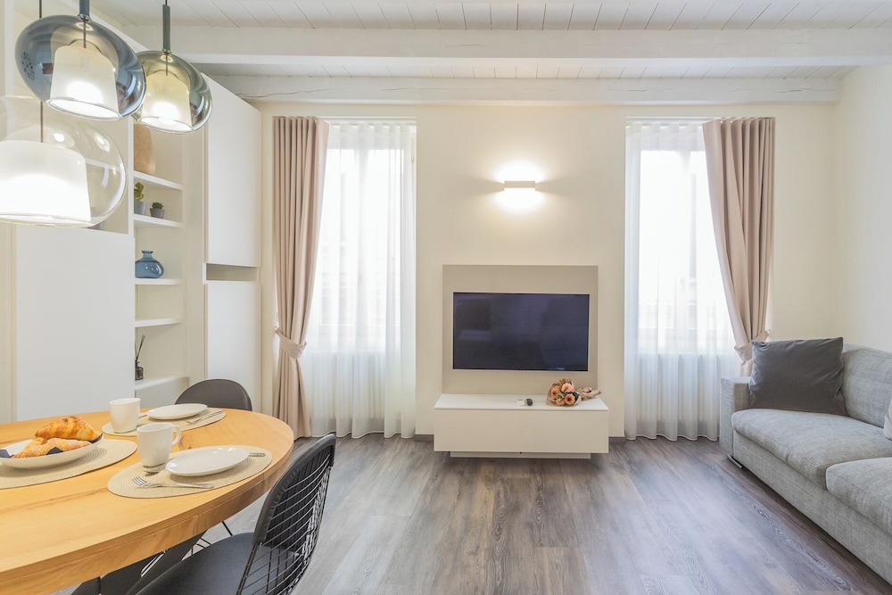Modern & Stylish Apartment in Como City by Rent all Como