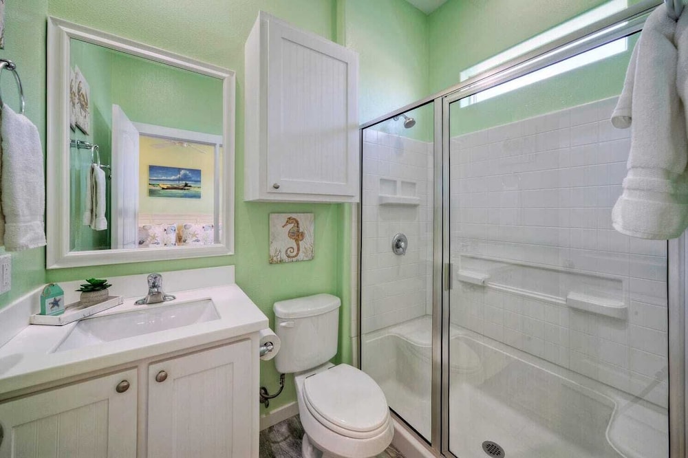 Sleeps 24, 2 Homes 2blocks to the Beach, Pool, Game Room, Patio w/ Outdoor Bar