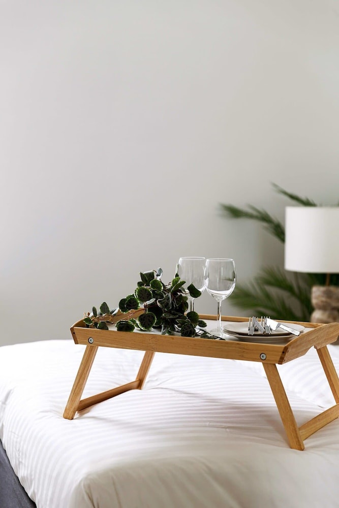 A Lux 2BR Apt Next to Melbourne Uni, Free Parking