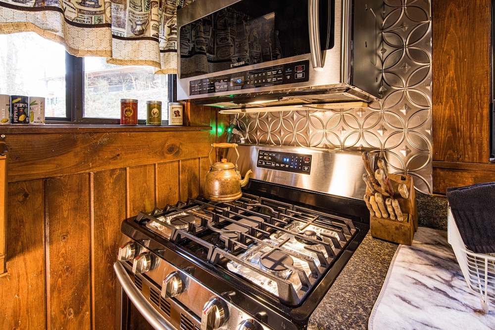 Bear Creek Lodge and Cabins in Helen Ga - Pet Friendly, River on Property, Walking Distance to downtown Helen