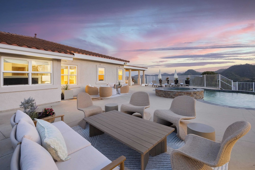 Pool, Views, Hot Tub, Fire Pit & Arcade Vista Clara by Avantstay