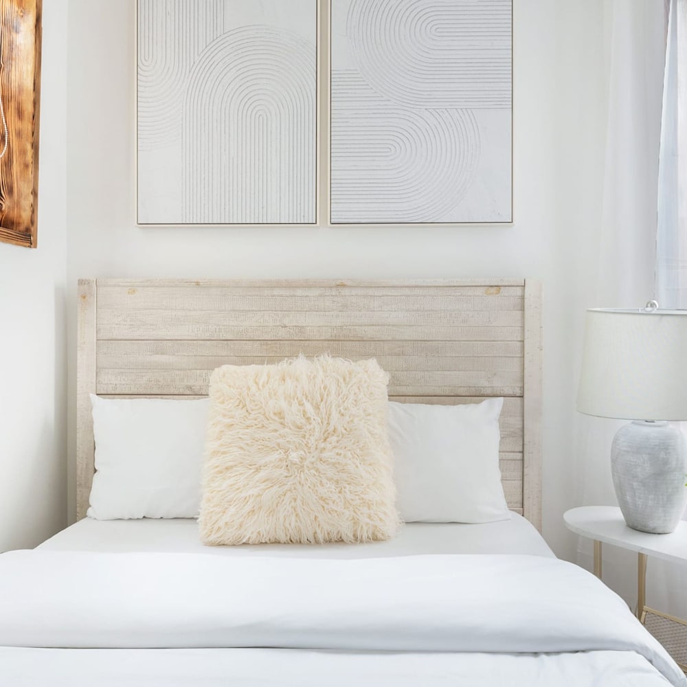 48-4fe 2BR Prime Midtown West