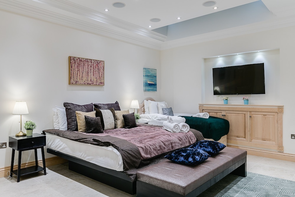 Luxury 5-bedroom Villa With Parking and AC