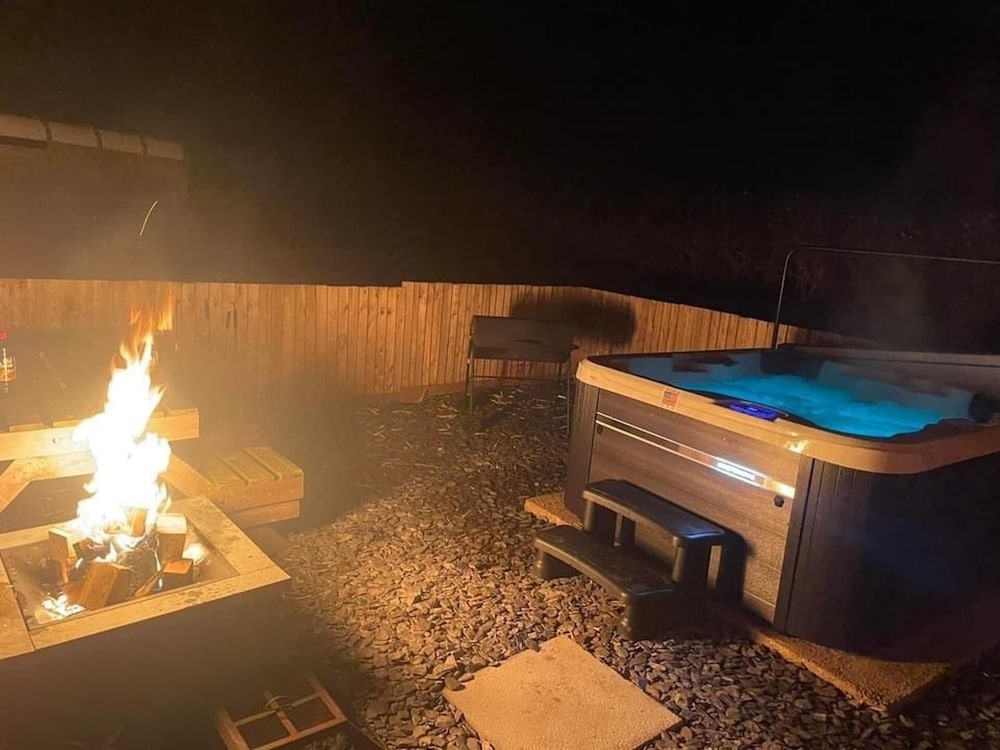 Paulton - Sleeps 2 - Petfriendly - Hottub - Garden