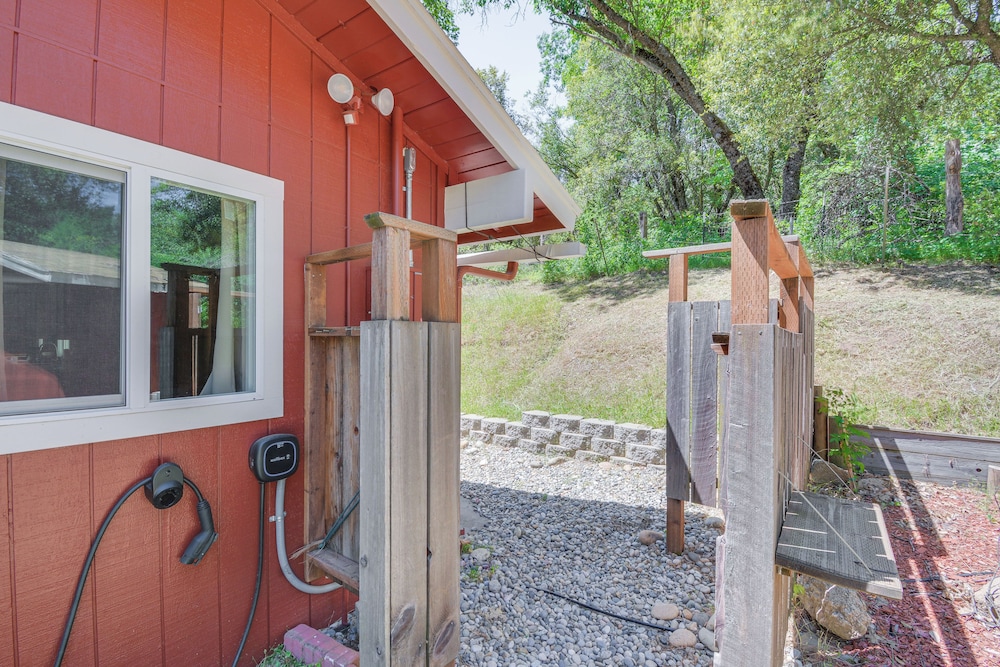 Hike, Boat & More: Cabin w/ Hot Tub in Ahwahnee!