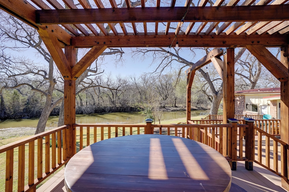 On-site River Access: Fishing Retreat in Granbury!