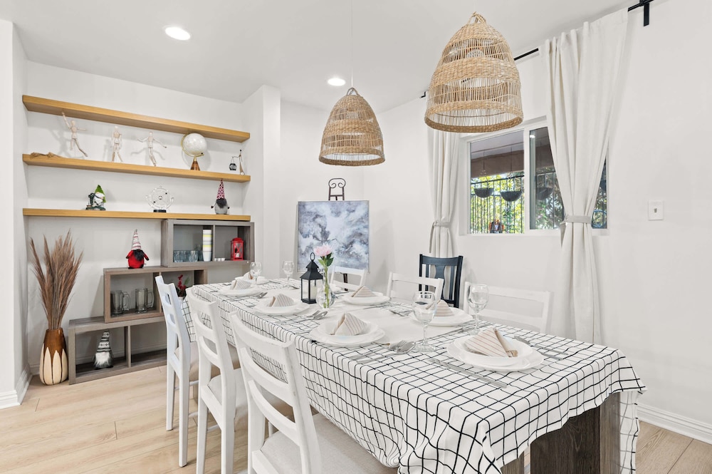 Modern 5BR Villa w AC Fast Wifi Near Crypto