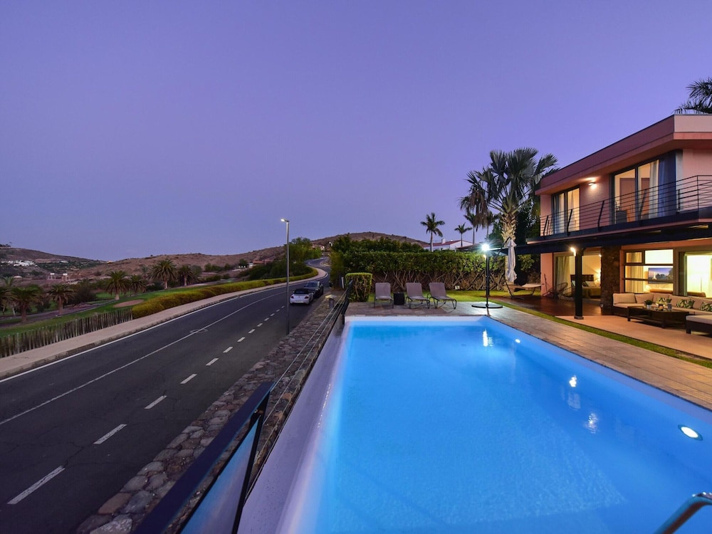 Villa With Private Pool in the Golf Resort