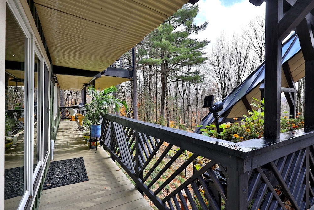 The Green House: Killington's Most Unique Ski Home 4 Bedroom Home view 5