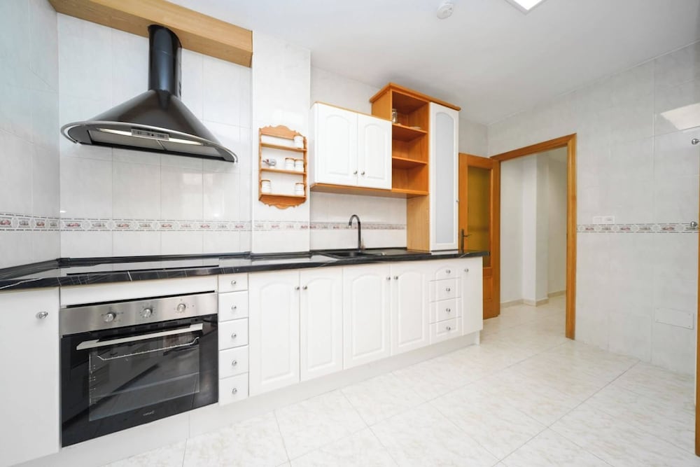 Modern 3-bed Apt, Sleeps 7, 6 Min Walk to Beach