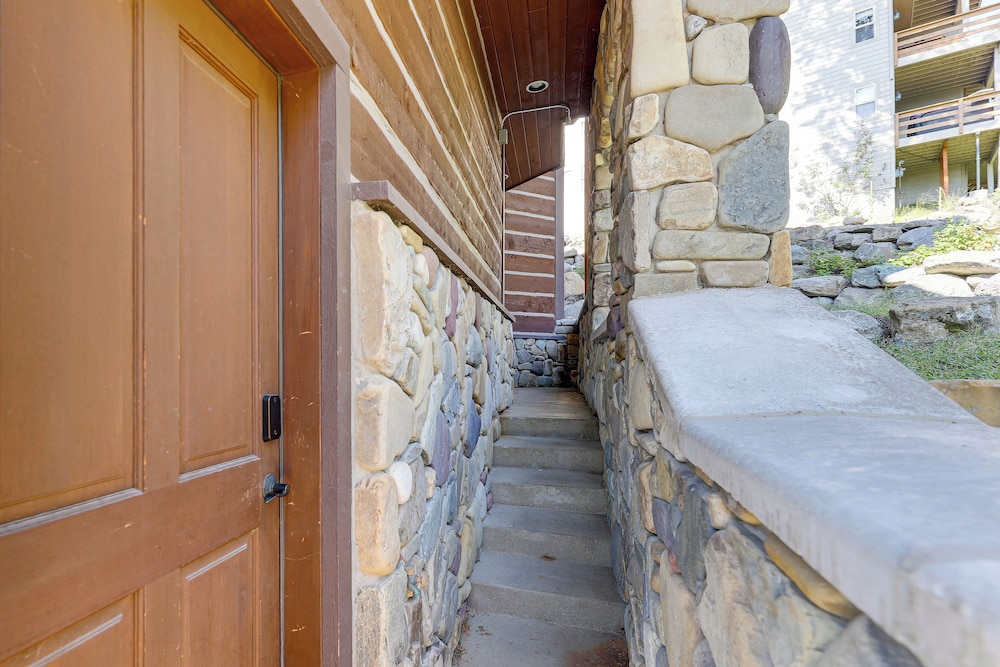 Ski-in/out, Hot Tub: Spacious Retreat in Whitefish