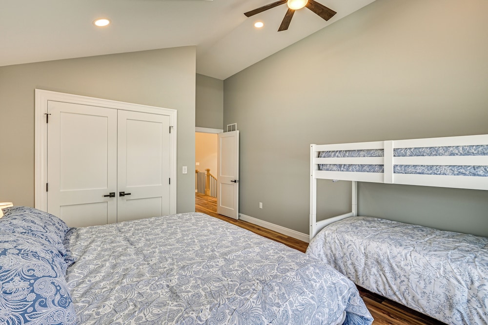 Views, Swimming & Family Fun: Chapman Lake Retreat