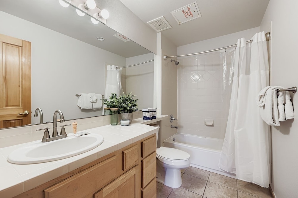5094 Gateway 3 Bedroom Condo
