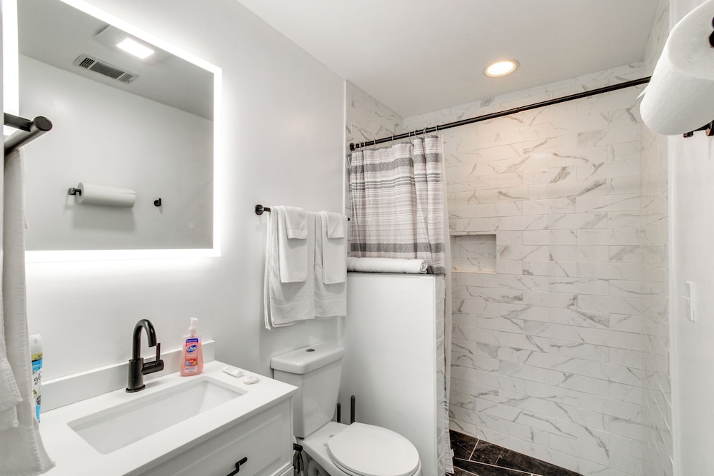 Group-friendly Home w/ Game Room in Albany!