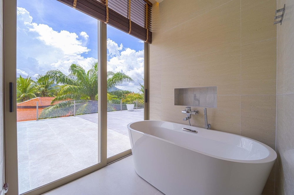 Ultra-Modern 6-Bedroom in GolfCourse PH6