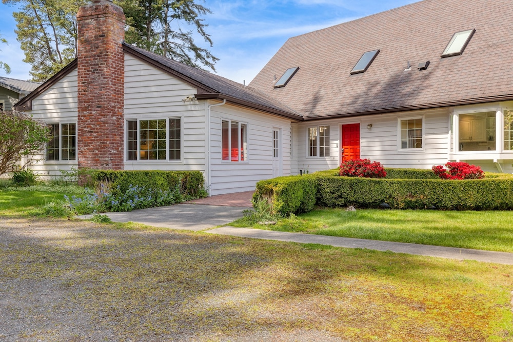 Colonial Bluff House Above the Sea by Avantstay view 5