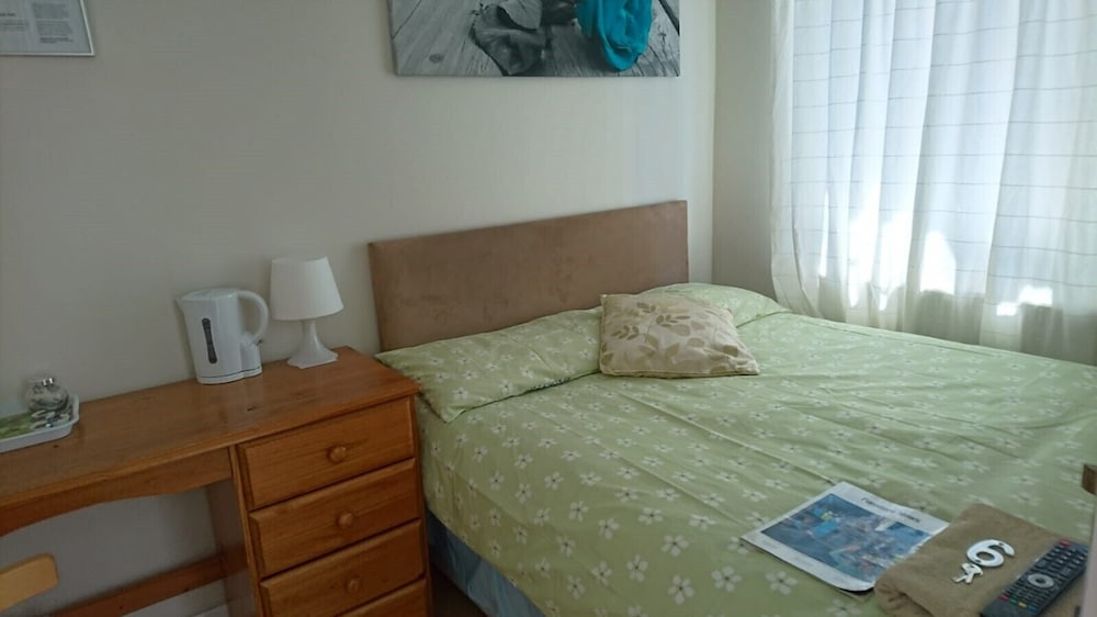 Hayes Vacations - Room in Guest Room - Double Room Private Shower Room - Deg-yr - Property Image 3
