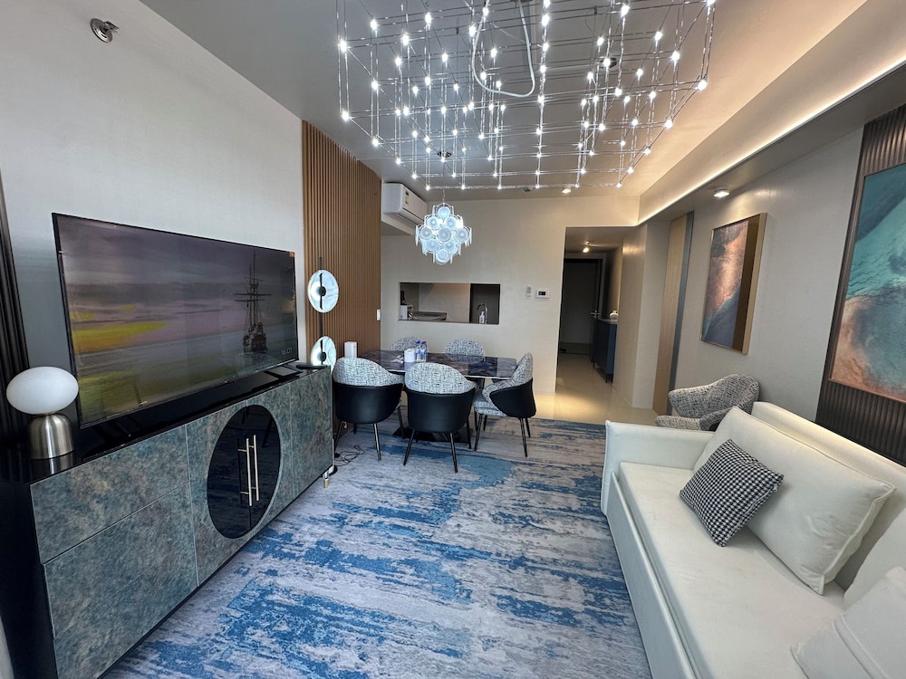 Luxury Penthouse & High-Floor Hotel near City of Dreams, Airport, Okada, and Solaire Casino