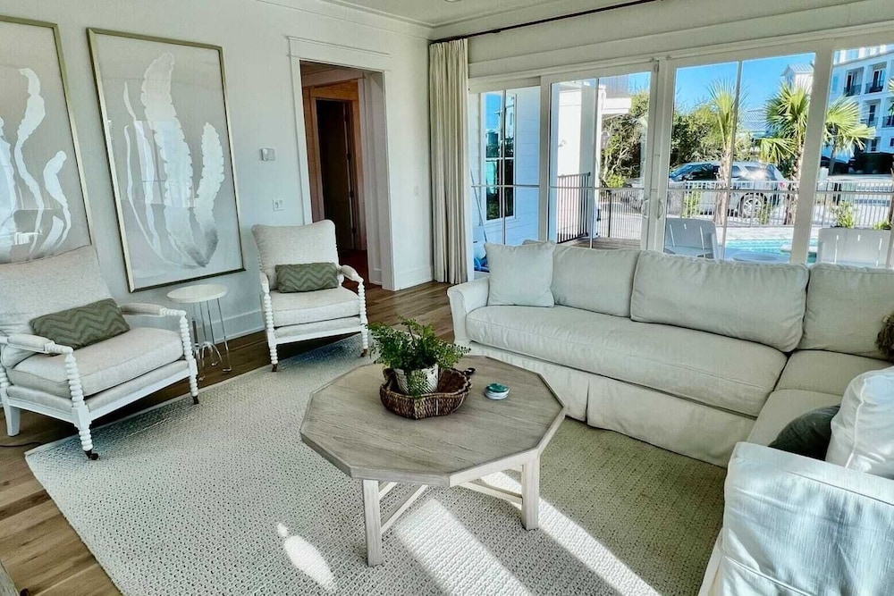 Sunset Pointe 30A by Avantstay Gulf Views, Carriage, Pool