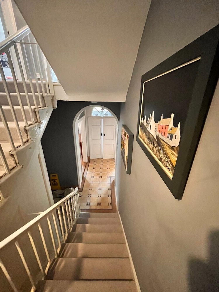 Spacious 6 Bedroom Retreat in Milford Haven
