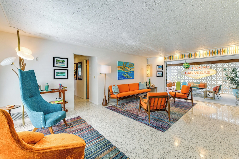 Lanai & Pet Friendly! Retro-chic Sarasota Home!