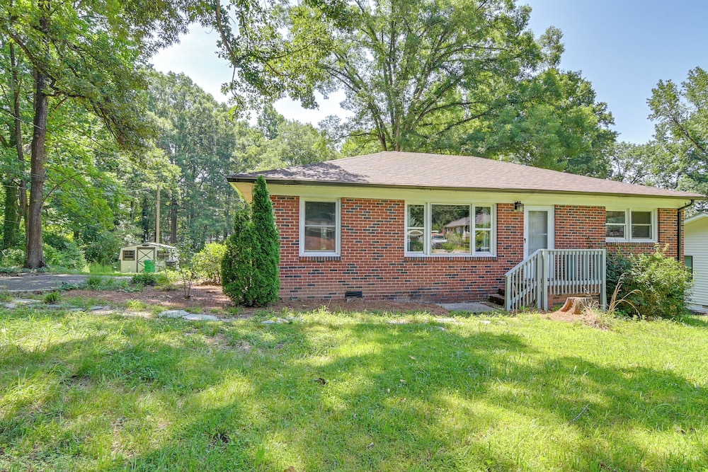 6 Mi to Uptown: Pet-friendly Home in Charlotte
