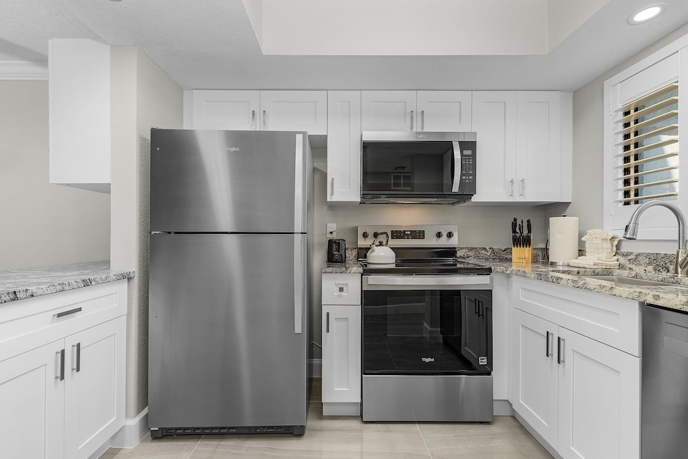 Seaside 108: Oceanview 2br/2ba Condo With Pool, Steps To Beach 2 Bedroom Condo