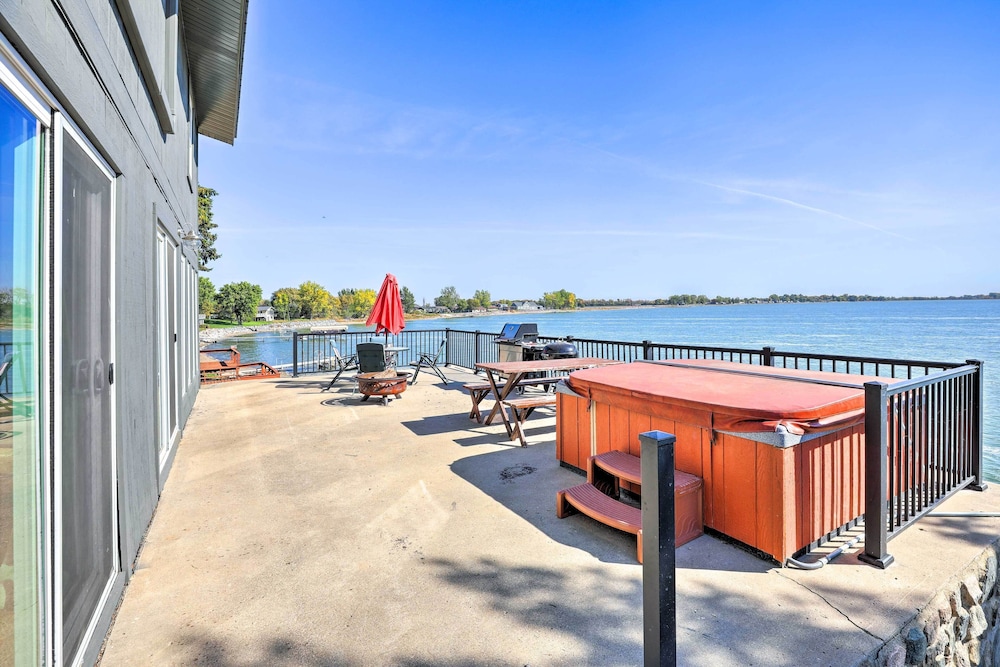 Updated Cabin With Hot Tub: Walk to Boat Ramp! - Property Image 5
